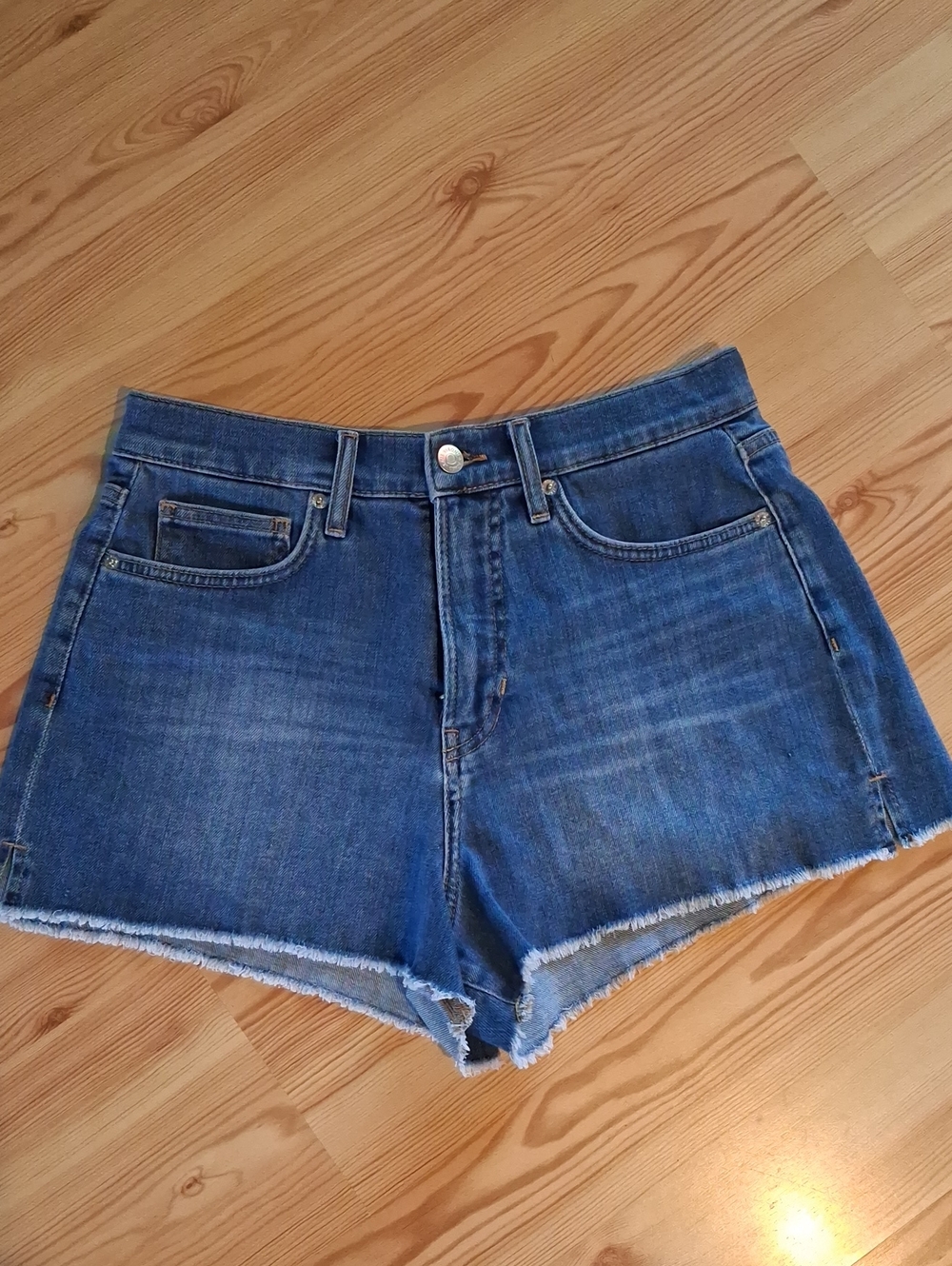 Veronica Beard Medium Blue Denim Frayed-Hem Shorts. High Waist.